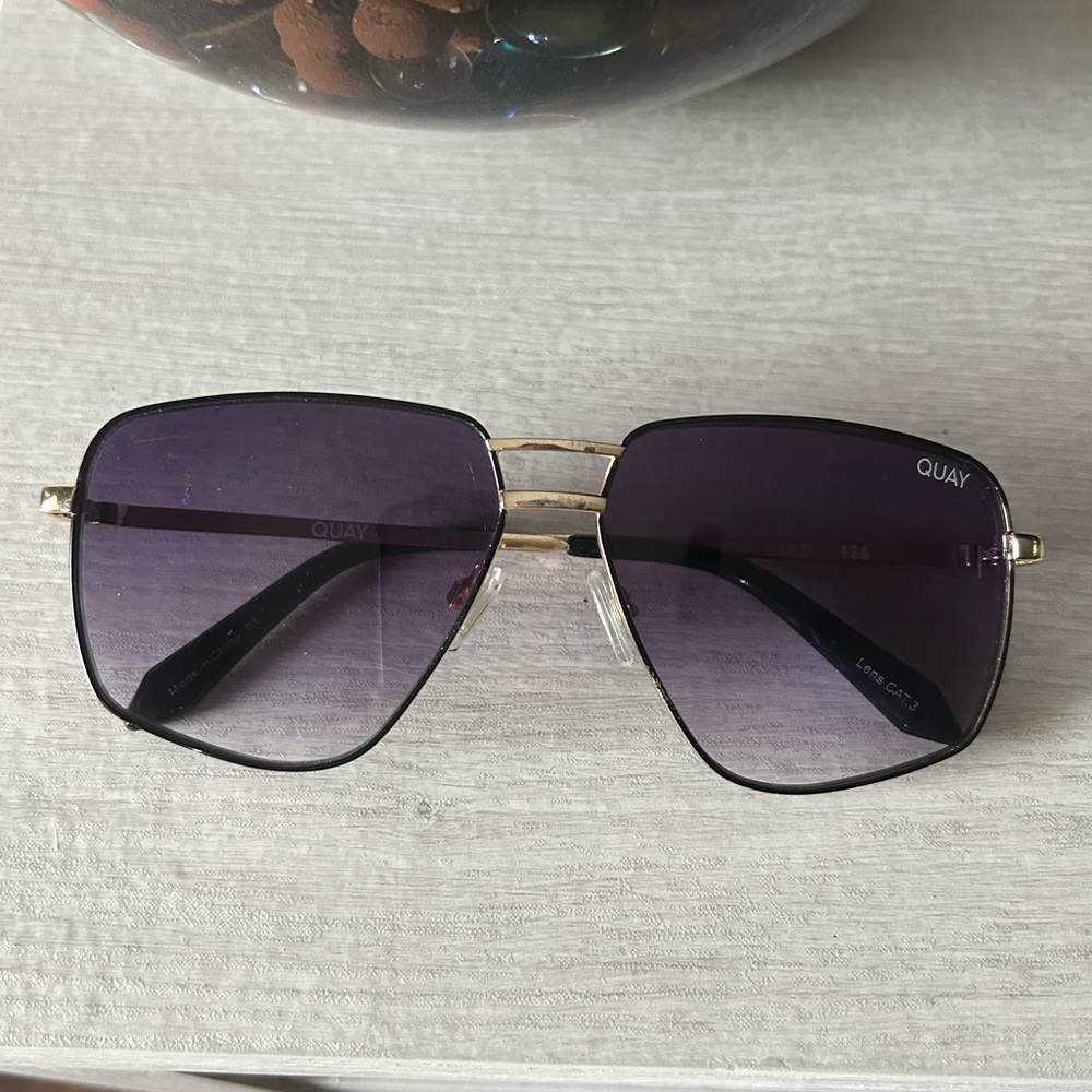 COPY - Oversized Quay sunglasses with Quay case